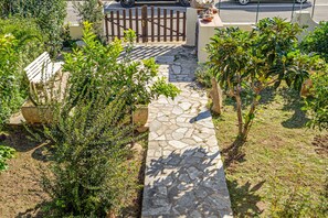 Property grounds - Apartment 'Brezza Marina - Garden' with Private Terrace, Wi-Fi and Air Conditioning (San Teodoro)