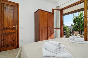 Iron/ironing board, WiFi, bed sheets - Apartment 'Brezza Marina - Garden' with Private Terrace, Wi-Fi and Air Conditioning (San Teodoro)