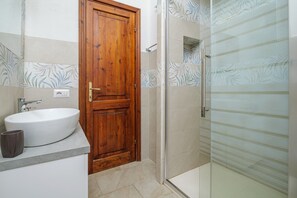 Shower, hair dryer, towels - Apartment 'Brezza Marina - Garden' with Private Terrace, Wi-Fi and Air Conditioning (San Teodoro)