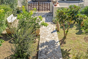 Property grounds - Apartment 'Brezza Marina - Garden' with Private Terrace, Wi-Fi and Air Conditioning (San Teodoro)