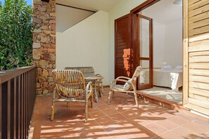 Outdoor dining - Apartment 'Brezza Marina - Garden' with Private Terrace, Wi-Fi and Air Conditioning (San Teodoro)