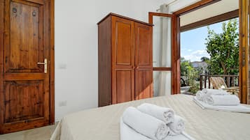 Een strijkplank/strijkijzer, wifi, beddengoed