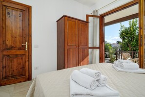 Iron/ironing board, WiFi, bed sheets - Apartment 'Brezza Marina - Garden' with Private Terrace, Wi-Fi and Air Conditioning (San Teodoro)
