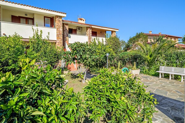 Exterior - Apartment 'Brezza Marina - Garden' with Private Terrace, Wi-Fi and Air Conditioning (San Teodoro)