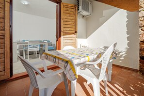 Dining - Apartment 'Brezza Marina - Garden' with Private Terrace, Wi-Fi and Air Conditioning (San Teodoro)