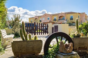 Property grounds - Apartment 'Brezza Marina - Garden' with Private Terrace, Wi-Fi and Air Conditioning (San Teodoro)