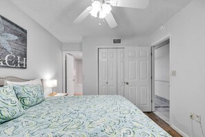 Een strijkplank/strijkijzer, gratis wifi, beddengoed