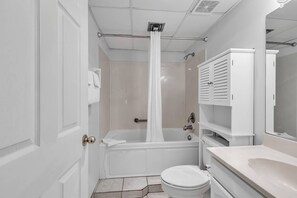 Een haardroger, handdoeken