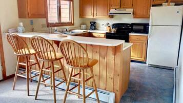 Coffee/tea maker, fridge, oven, stovetop