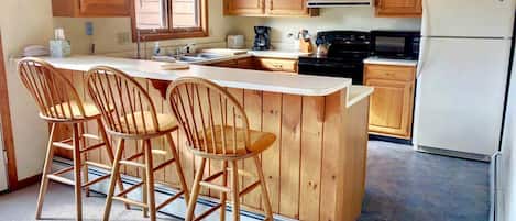 Coffee/tea maker, fridge, oven, stovetop
