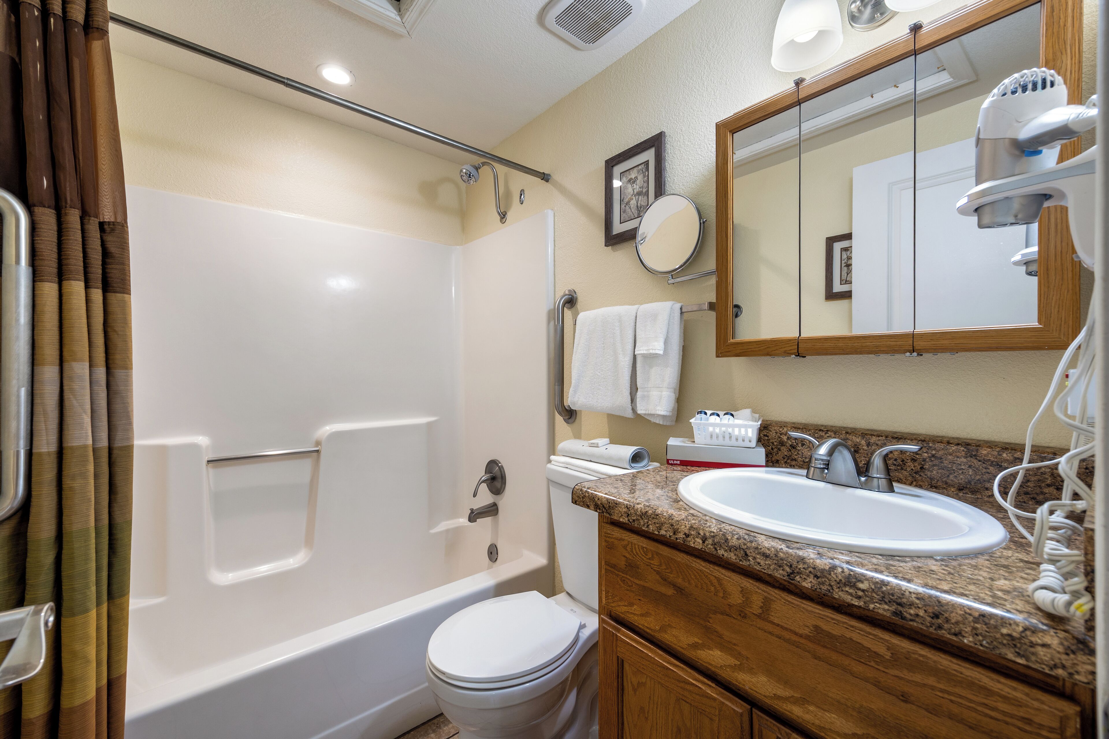 ヘアドライヤー、タオル、石鹸、トイレットペーパー