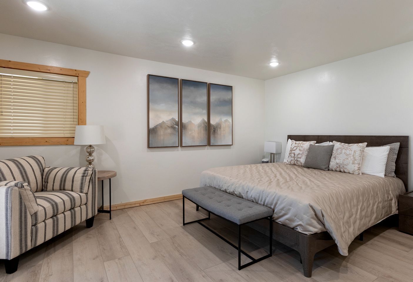 4 bedrooms, desk, WiFi, bed sheets