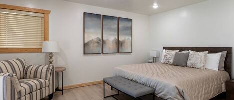 4 bedrooms, desk, WiFi, bed sheets