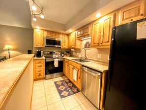 Kühlschrank, Herdplatte, Wasserkocher mit Kaffee-/Teezubehör