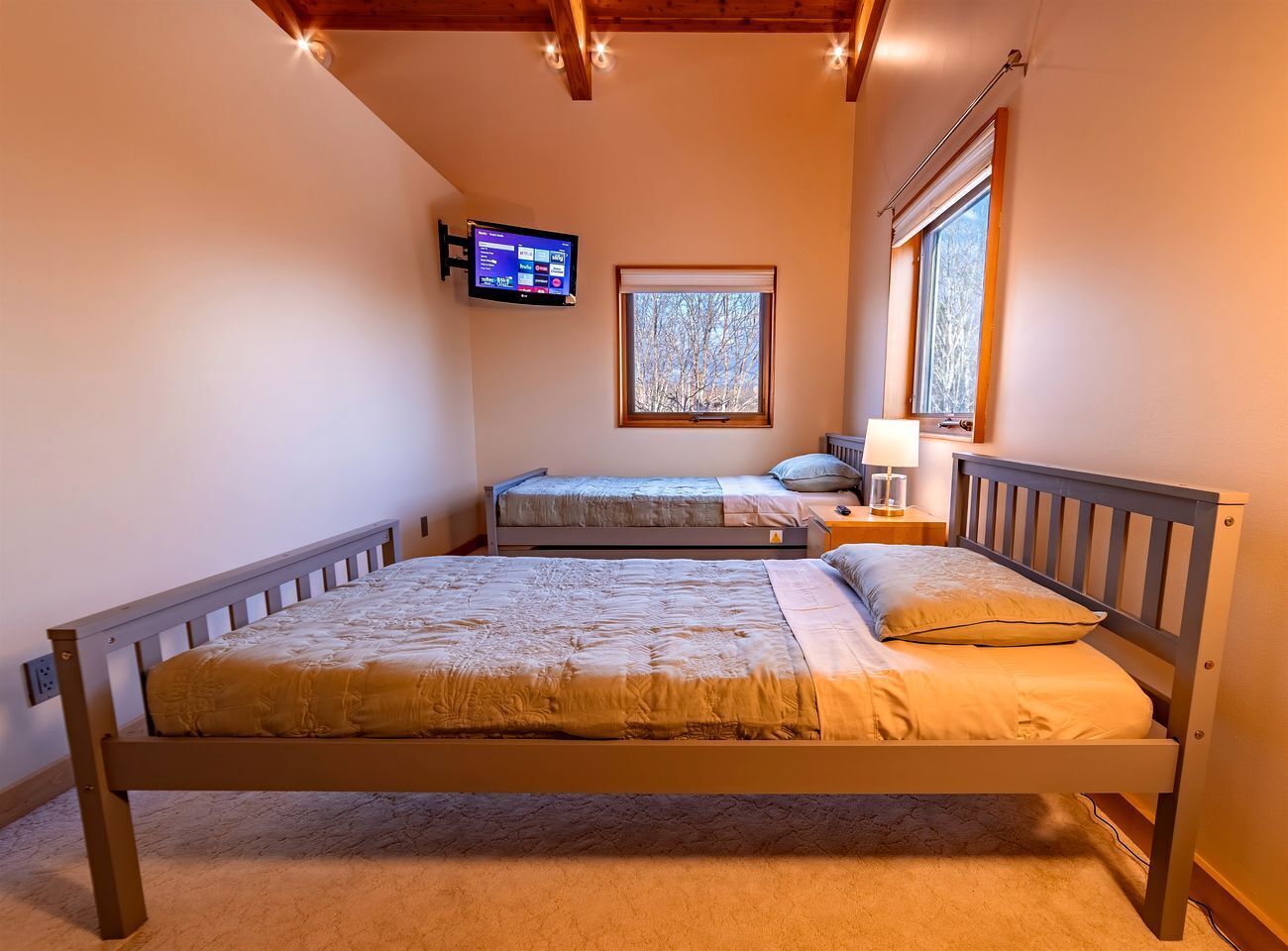 Desk, iron/ironing board, WiFi, bed sheets