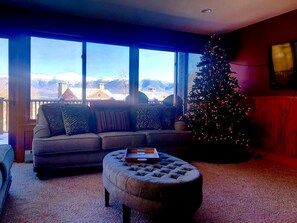 Fernseher, Kamin, Tischtennisplatte