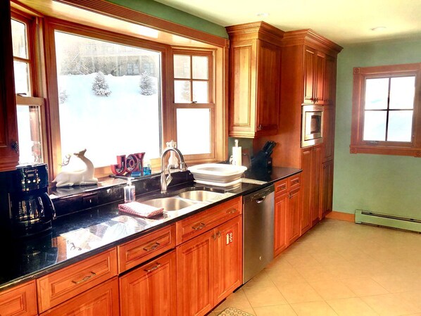 Kühlschrank, Herdplatte, Wasserkocher mit Kaffee-/Teezubehör