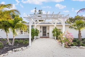 Exterior - Casa Poinsetta- 2BR in a Quiet Coastal Neighborhood by RVA. (Longboat Key)