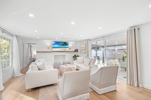 TV - Casa Poinsetta- 2BR in a Quiet Coastal Neighborhood by RVA. (Longboat Key)