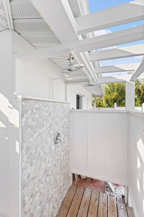 Property grounds - Casa Poinsetta- 2BR in a Quiet Coastal Neighborhood by RVA. (Longboat Key)