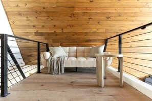 Televisión, chimenea, videojuegos, mesa de ping pong