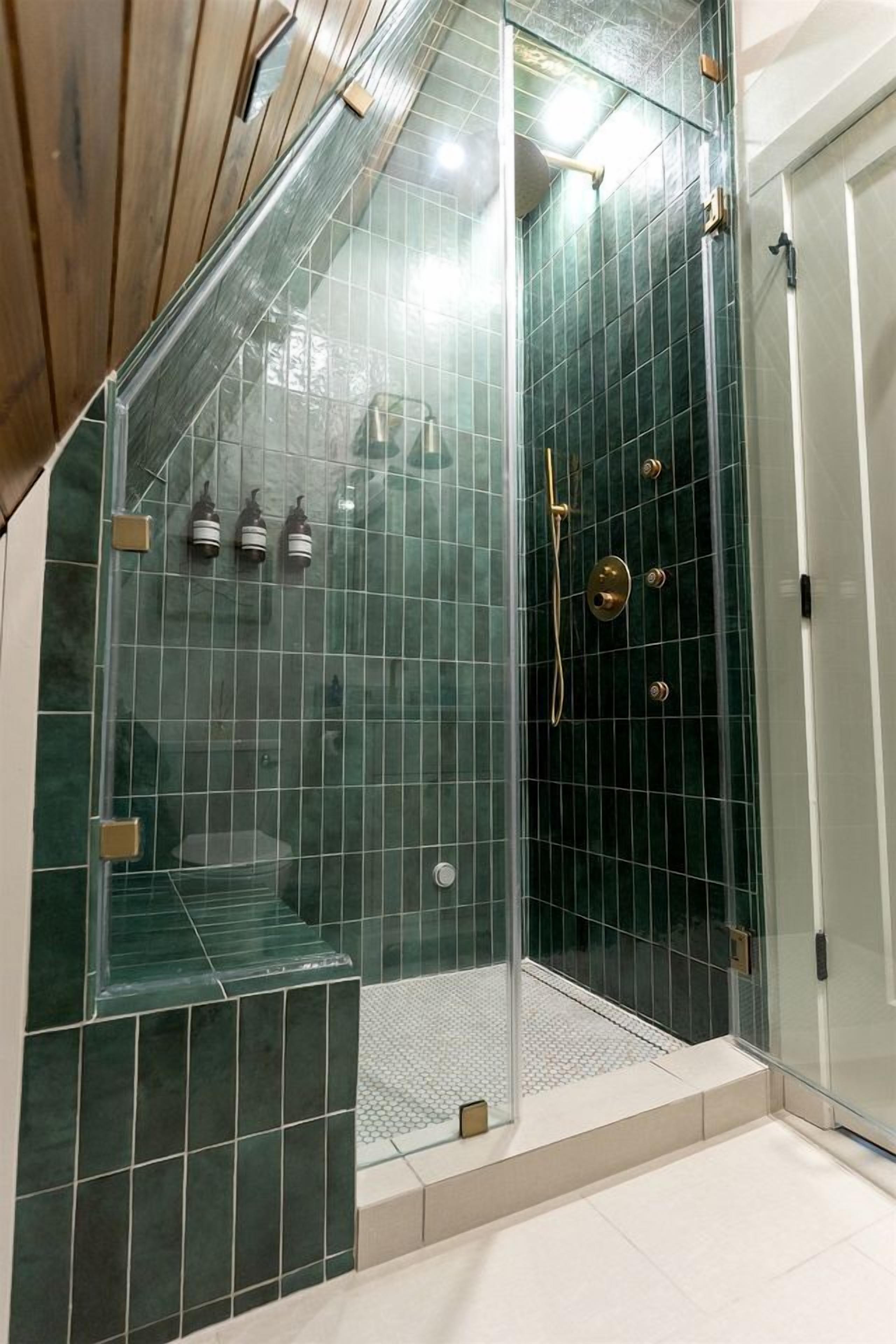 Jetted bath, hair dryer, towels