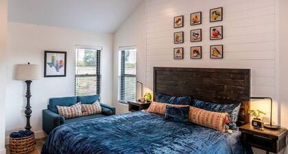 Colorful, Wheelchair Accessible Cabin for Two in Waco, Texas