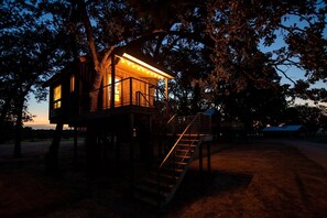 Exterior - The Blue Jay Treehouse in Elm Mott, TX (Elm Mott)