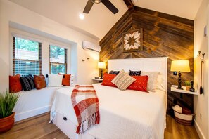 Room - The Blue Jay Treehouse in Elm Mott, TX (Elm Mott)