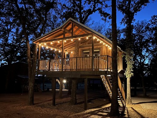 The Blue Jay Treehouse in Elm Mott, TX