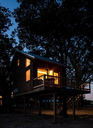 Exterior - The Blue Jay Treehouse in Elm Mott, TX (Elm Mott)