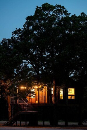 Exterior - The Blue Jay Treehouse in Elm Mott, TX (Elm Mott)