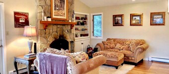 Lovely Bretton Woods Vacation Cottage on a Ski Trail