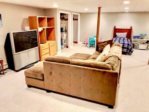 Living area - Lovely Bretton Woods Vacation Cottage on a Ski Trail (Carroll)