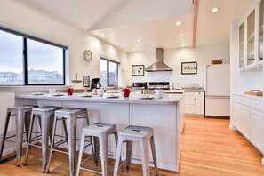 Private kitchen - Spacious Beach House with Hot Tub Ideal for Glamping in Northern California (Dillon Beach)