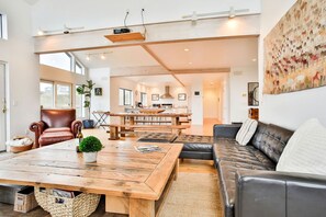 Living area - Spacious Beach House with Hot Tub Ideal for Glamping in Northern California (Dillon Beach)