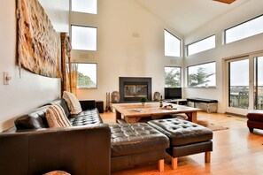 Living area - Spacious Beach House with Hot Tub Ideal for Glamping in Northern California (Dillon Beach)