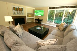 Living area - Peaceful Dog-Friendly Cabin Rental with River Access for Glamping in Northern California (Guerneville)