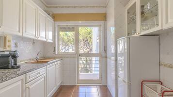 Frigorifero, microonde, piano cottura, macchina per tè/caffè