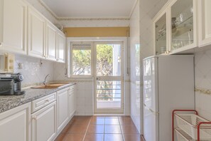 Réfrigérateur, micro-ondes, plaque de cuisson, cafetière/bouilloire