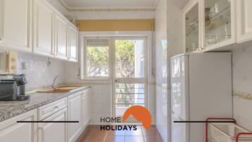 Refrigerador, microondas, placa de cocina, cafetera/tetera