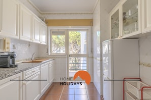 Refrigerador, microondas, placa de cocina, cafetera/tetera