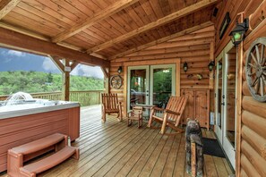 Terrace/patio - Stunning Log Cabin with Views of Mt. Mitchell near Asheville, North Carolina (Black Mountain)