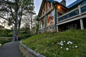 Property grounds - Lakefront Log Elegance: True Cabin with Hot Tub and Sauna Amidst Mountain Views (Gilmer County)