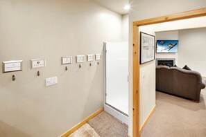 Interior - Grand Mountain Cabin Escape near Big Bear Lake and Snow Summit in California (Big Bear)