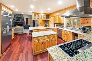 Private kitchen - Grand Mountain Cabin Escape near Big Bear Lake and Snow Summit in California (Big Bear)