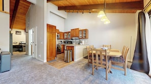 Dining - Updated Pet Friendly Home, Near Trails, Rec Center & Creek Park. Pool On-site (Mammoth Lakes)