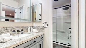 Shower, hair dryer, towels - Updated Pet Friendly Home, Near Trails, Rec Center & Creek Park. Pool On-site (Mammoth Lakes)