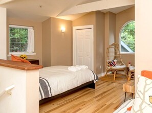 Room - Quirky Pet-Friendly Cabin Rental Perfect for Glamping in Northern California (Guerneville)