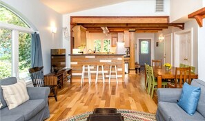 Living area - Quirky Pet-Friendly Cabin Rental Perfect for Glamping in Northern California (Guerneville)